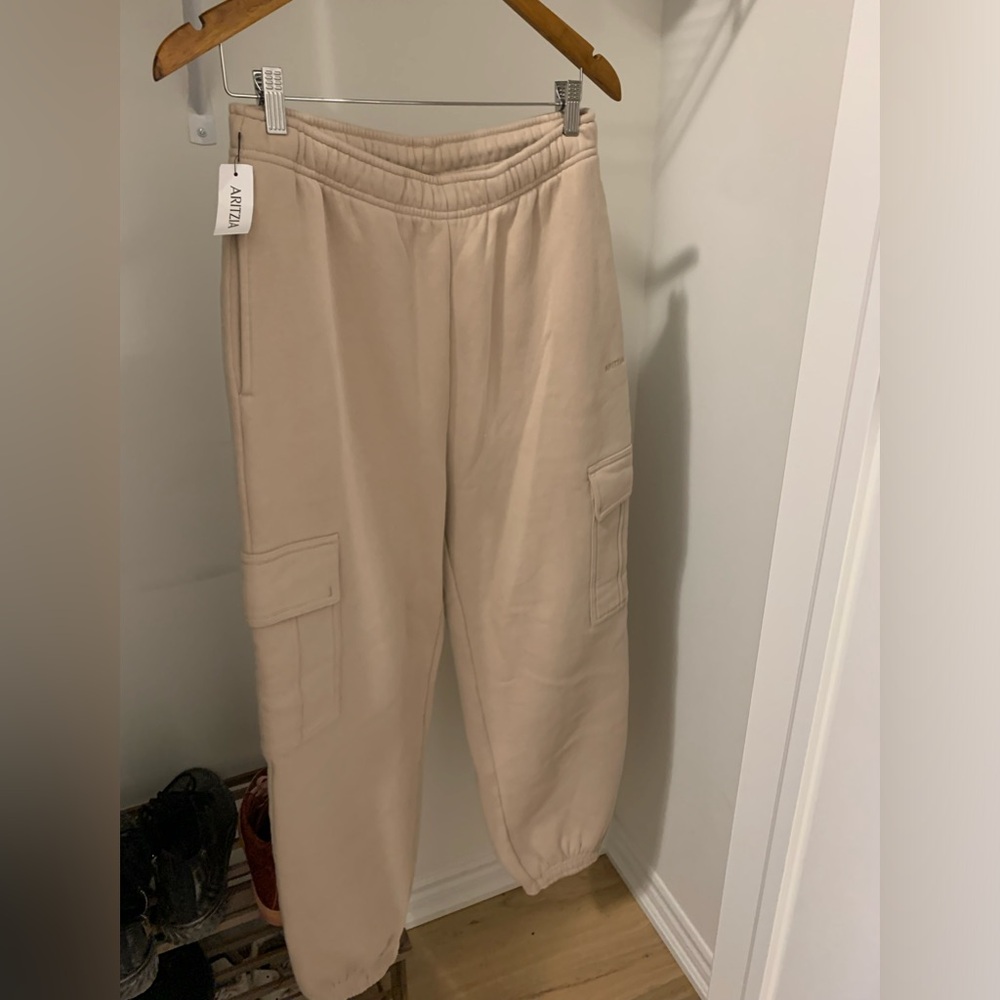 Aritzia mega cargo joggers Cairo size medium